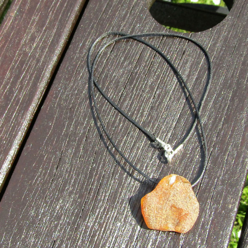 Seidenwollcollier mit kognacfarbenem Bernstein, Unikat