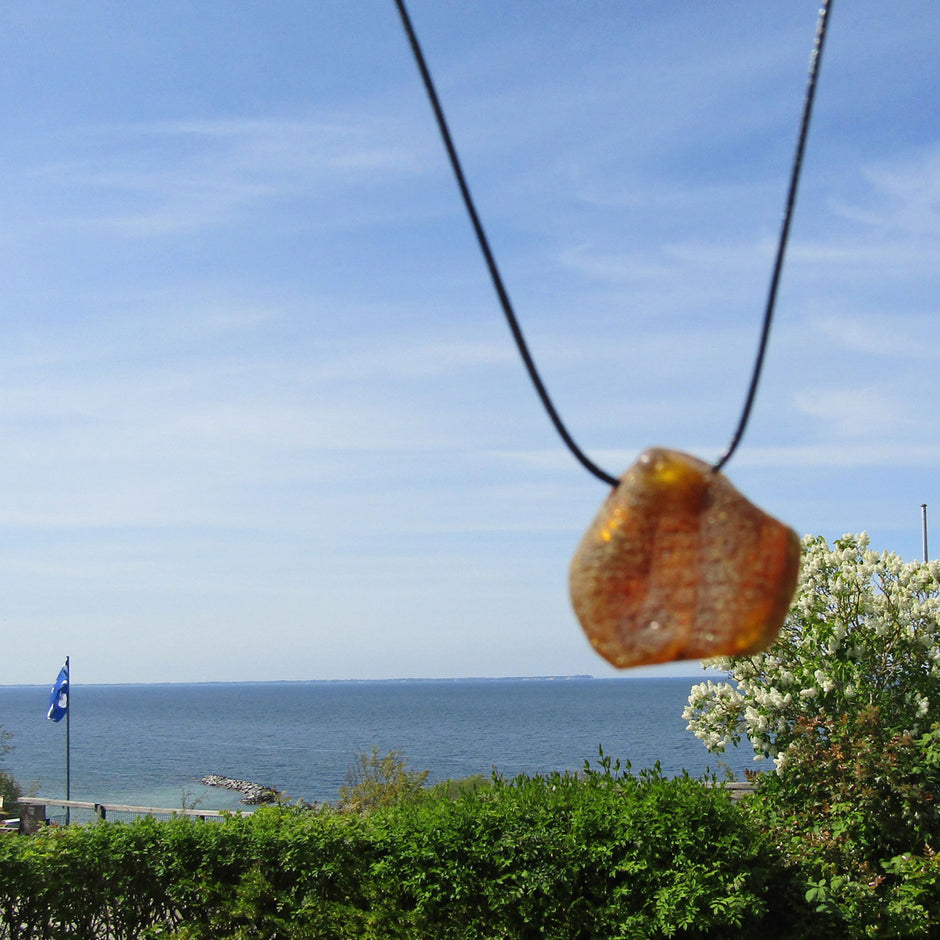 Seidenwollcollier mit kognacfarbenem Bernstein, Unikat