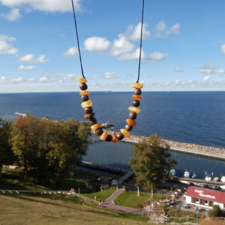 Collier aus unpoliertem Bernstein und Holzperlen