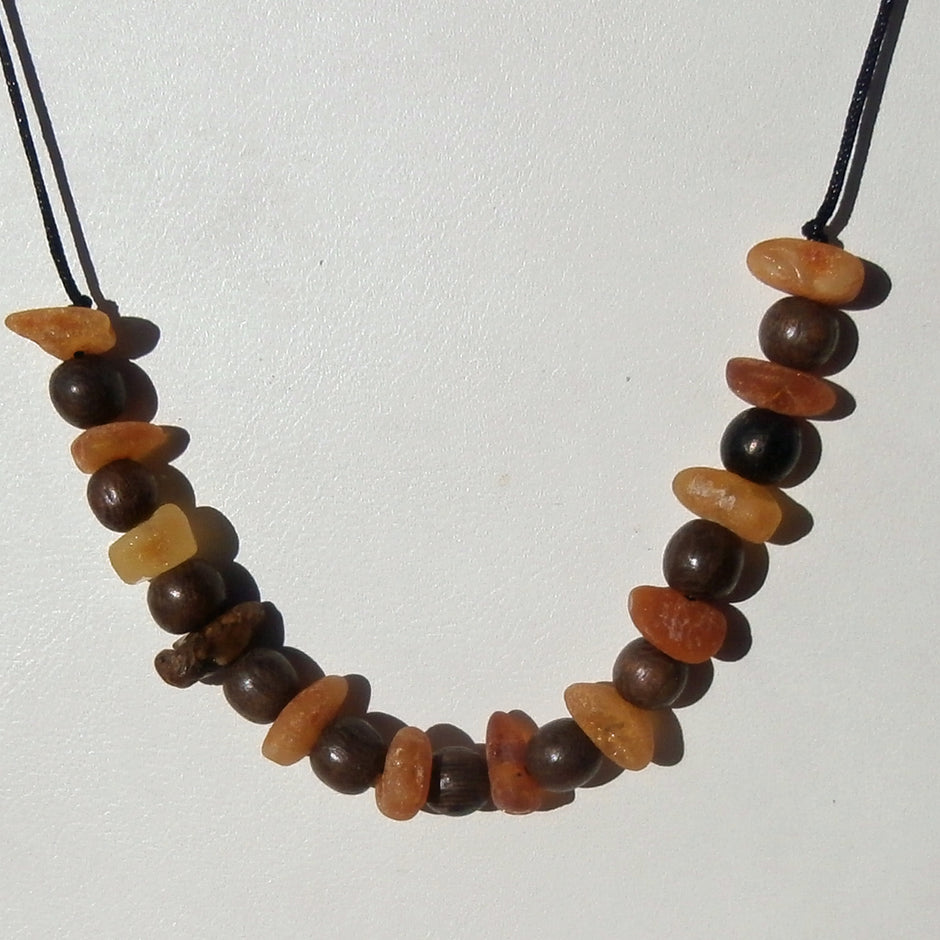 Collier aus unpoliertem Bernstein und Holzperlen