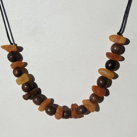 Collier aus unpoliertem Bernstein und Holzperlen
