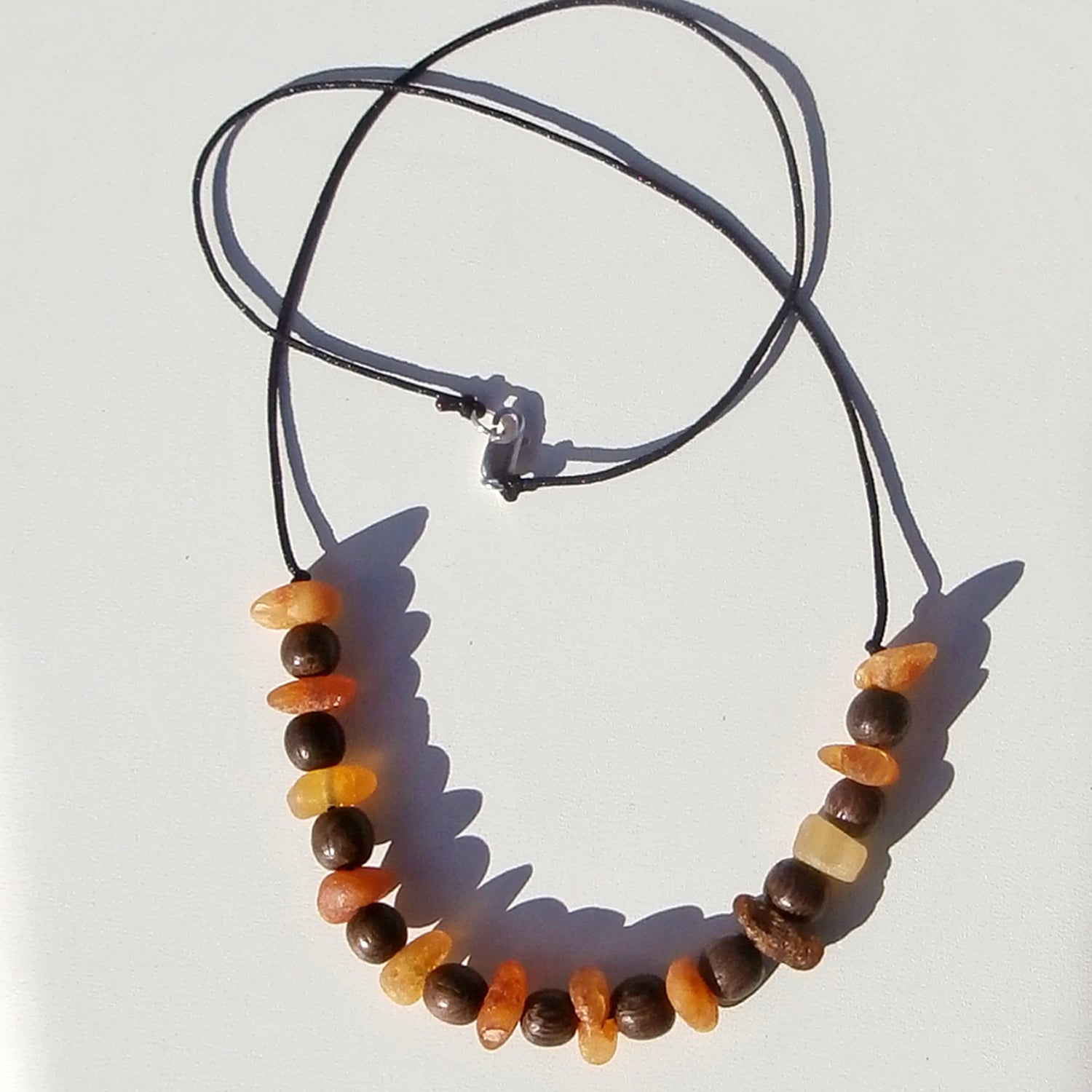 Collier aus unpoliertem Bernstein und Holzperlen