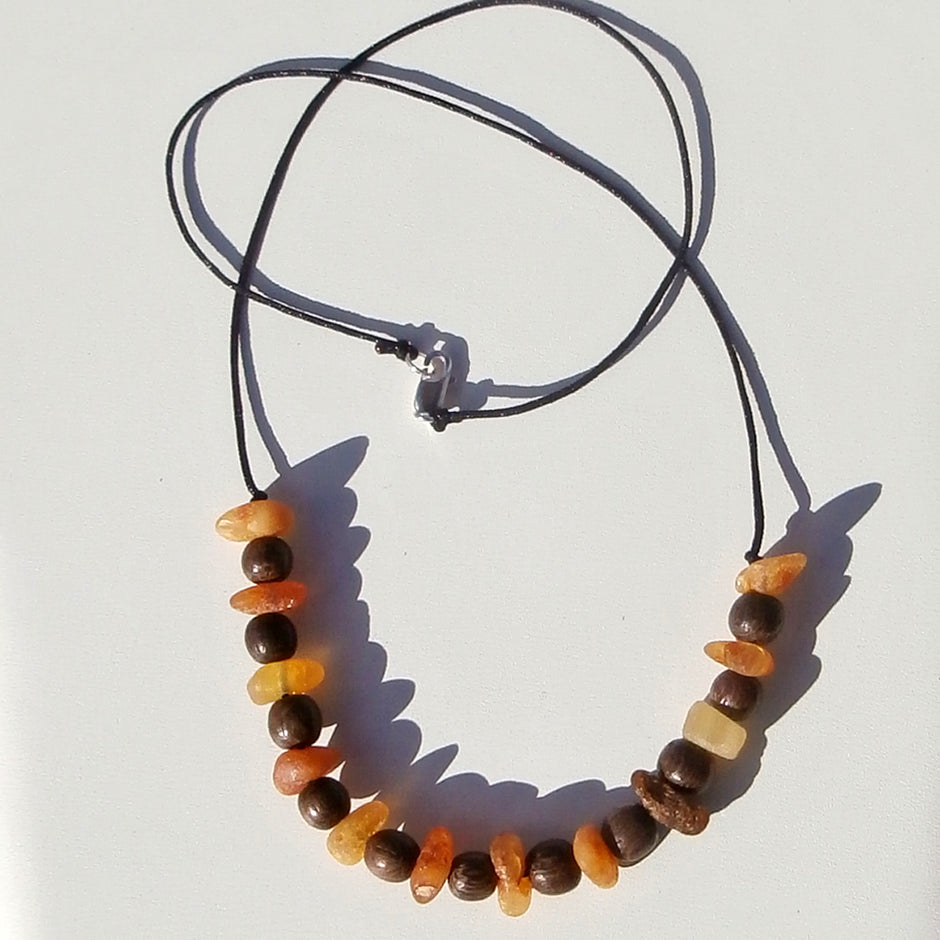 Collier aus unpoliertem Bernstein und Holzperlen