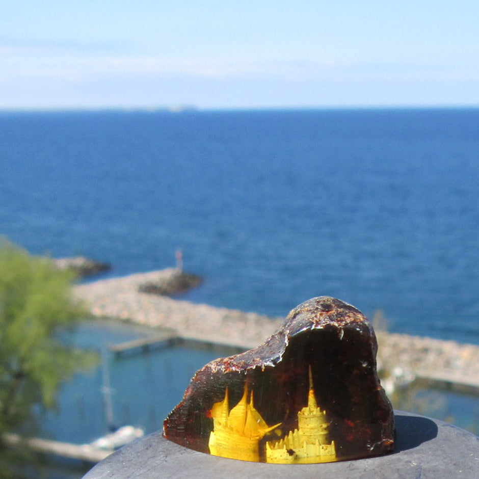 Bernstein-Unikat mit Segelschiff und Burg, 3D-Schliff