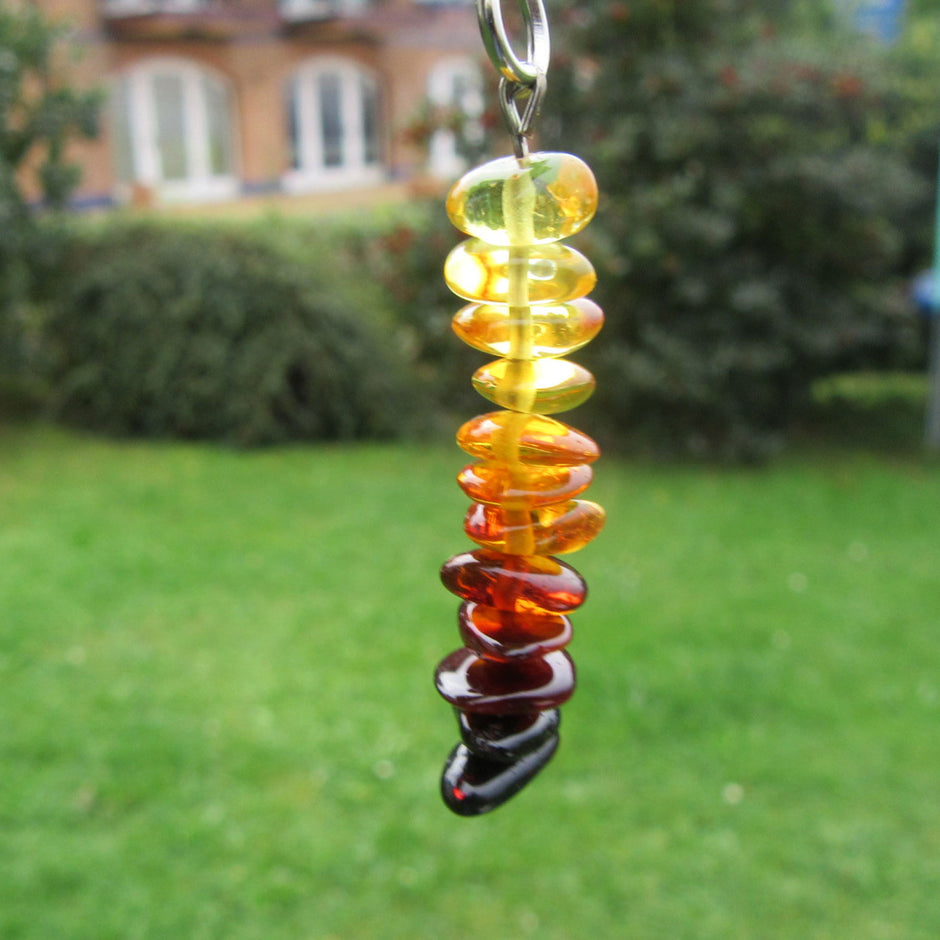 Schöner Schlüsselanhänger mit verschiedenfarbigen Bernsteinen