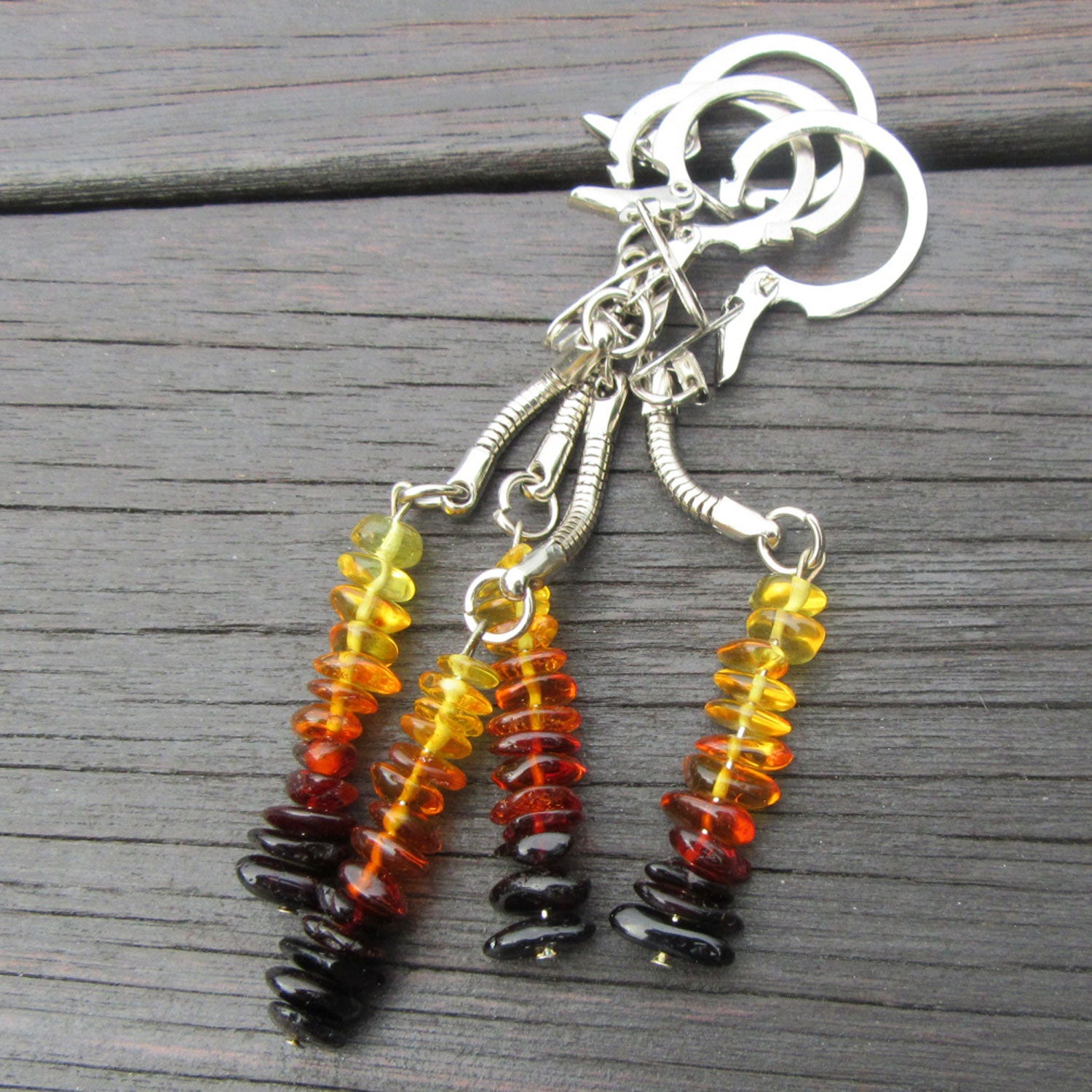 Schöner Schlüsselanhänger mit verschiedenfarbigen Bernsteinen