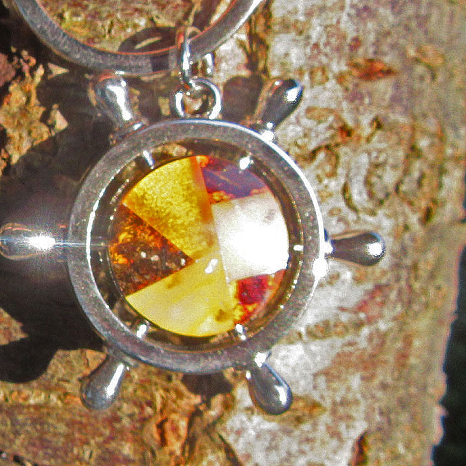 Edler Schlüsselanhänger mit Bernsteinintarsien als Steuerrad