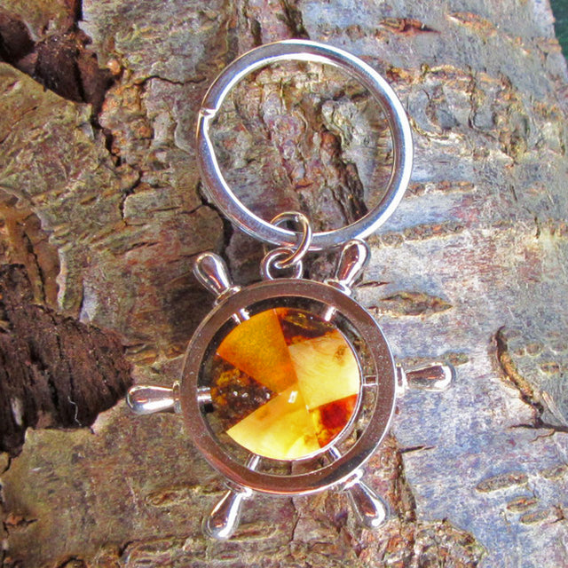 Edler Schlüsselanhänger mit Bernsteinintarsien als Steuerrad