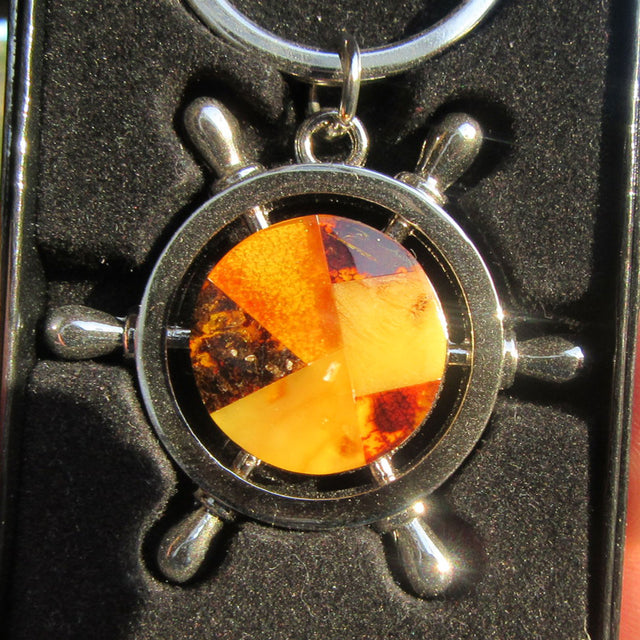 Edler Schlüsselanhänger mit Bernsteinintarsien als Steuerrad