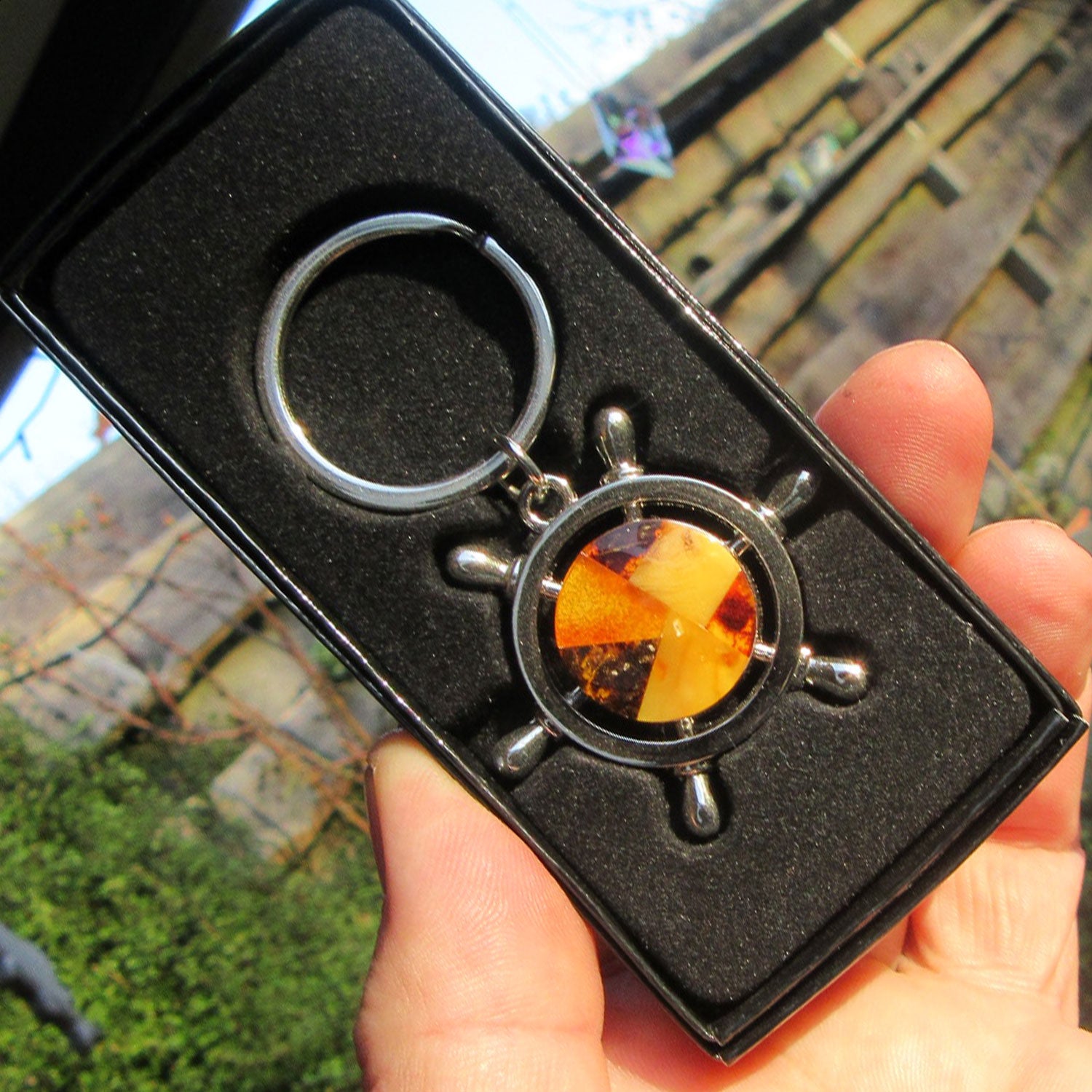 Edler Schlüsselanhänger mit Bernsteinintarsien als Steuerrad