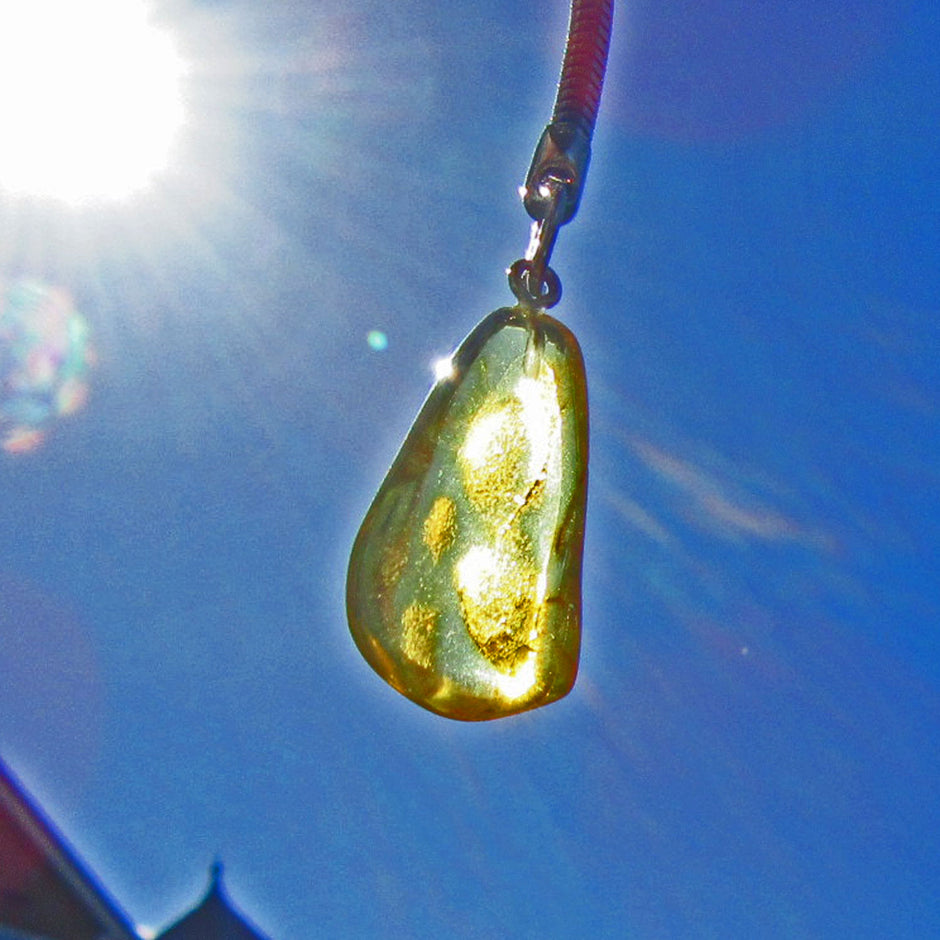 Schöner Schlüsselanhänger mit einem hellem Bernstein