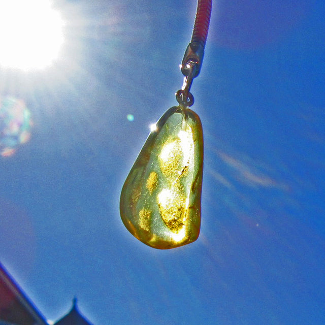 Schöner Schlüsselanhänger mit einem hellem Bernstein