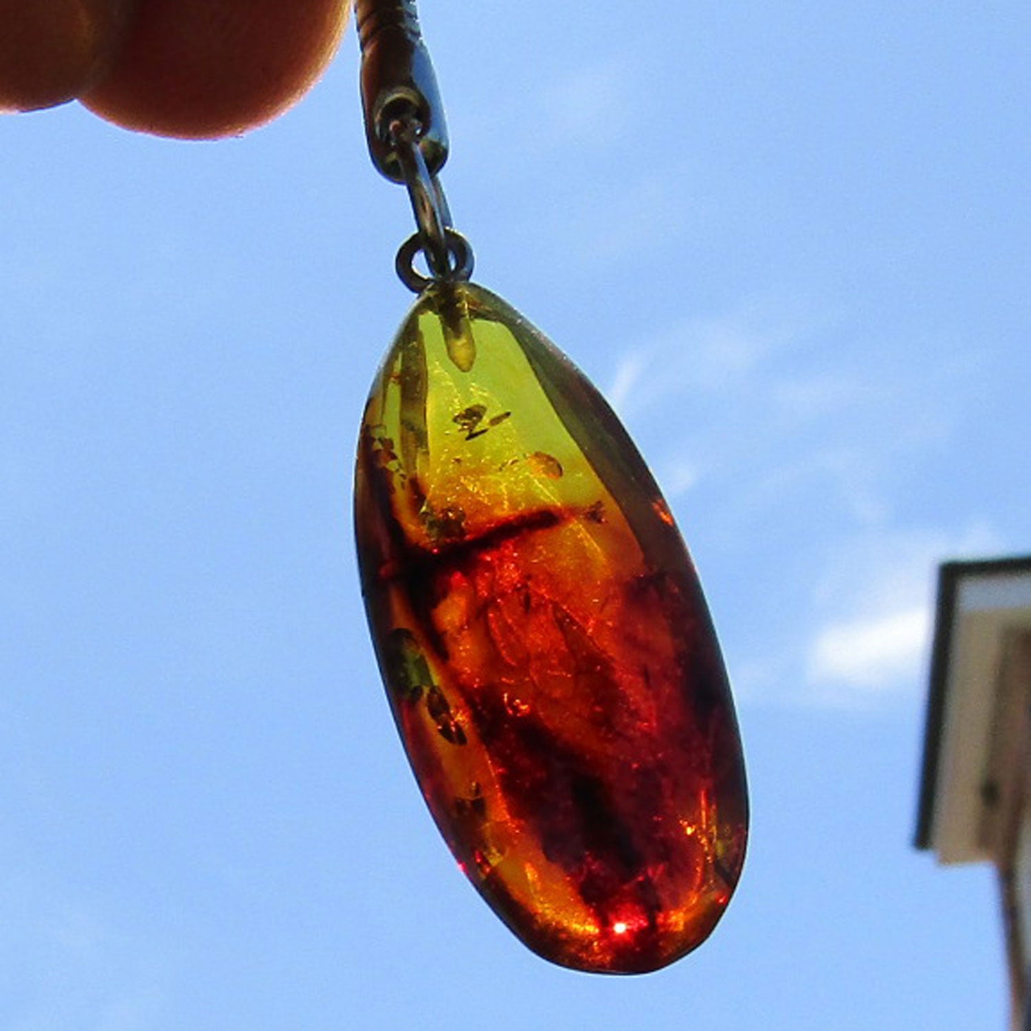 Schöner Schlüsselanhänger mit einem polierten Bernstein