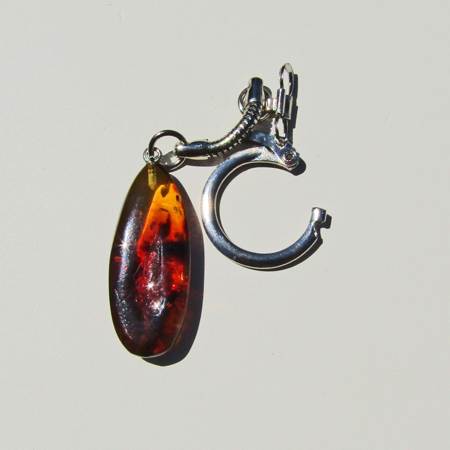 Schöner Schlüsselanhänger mit einem polierten Bernstein