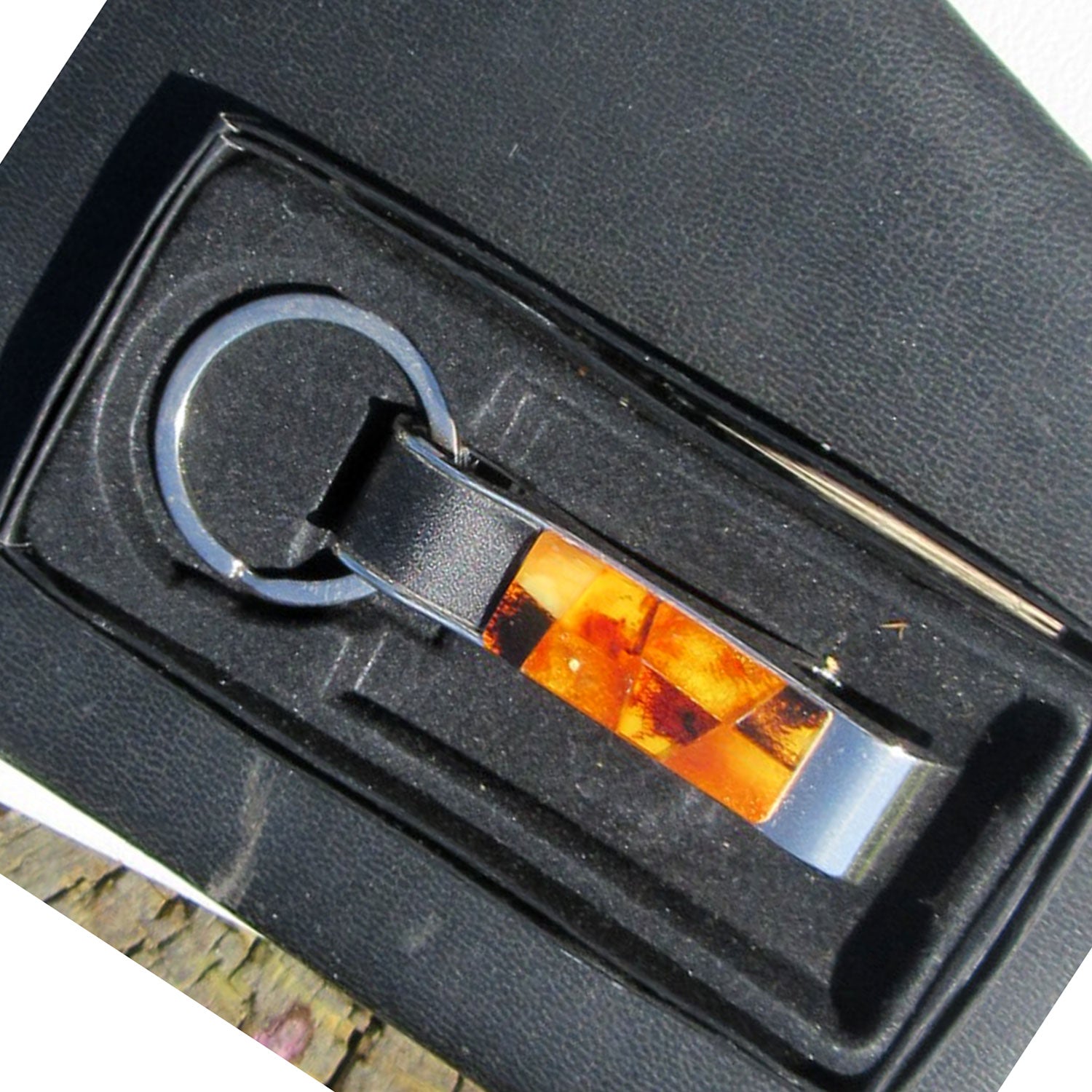 Edler Schlüsselanhänger mit Bernsteinintarsien mit Kapselheber