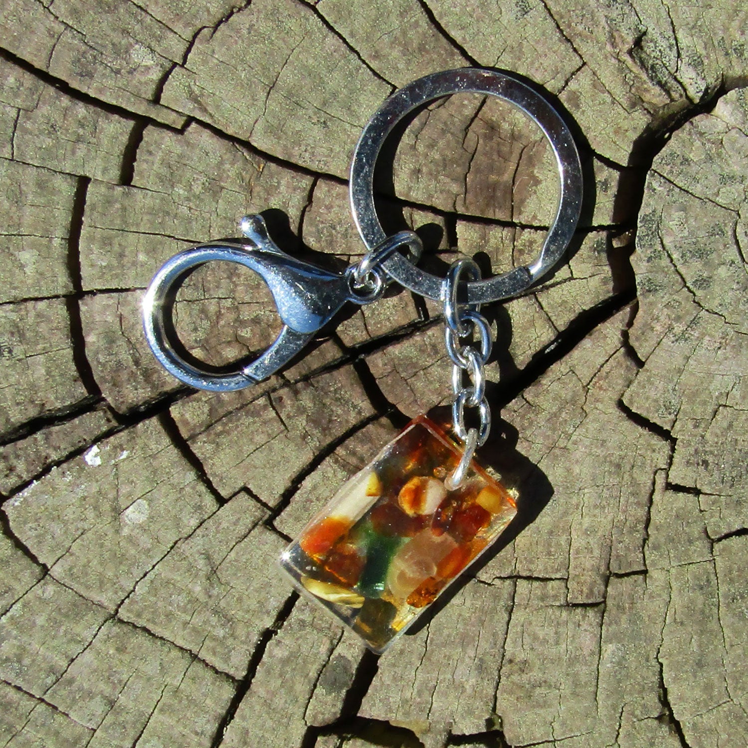 Schlüsselanhänger mit kleinen Bernsteinen, Fossilien und Seeglas