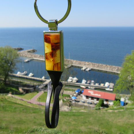 Edler Schlüsselanhänger mit Bernsteinintarsien und Gürtelschlaufe