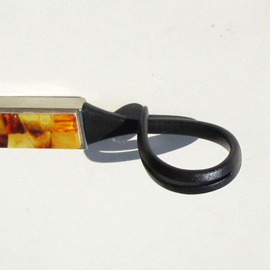 Edler Schlüsselanhänger mit Bernsteinintarsien und Gürtelschlaufe