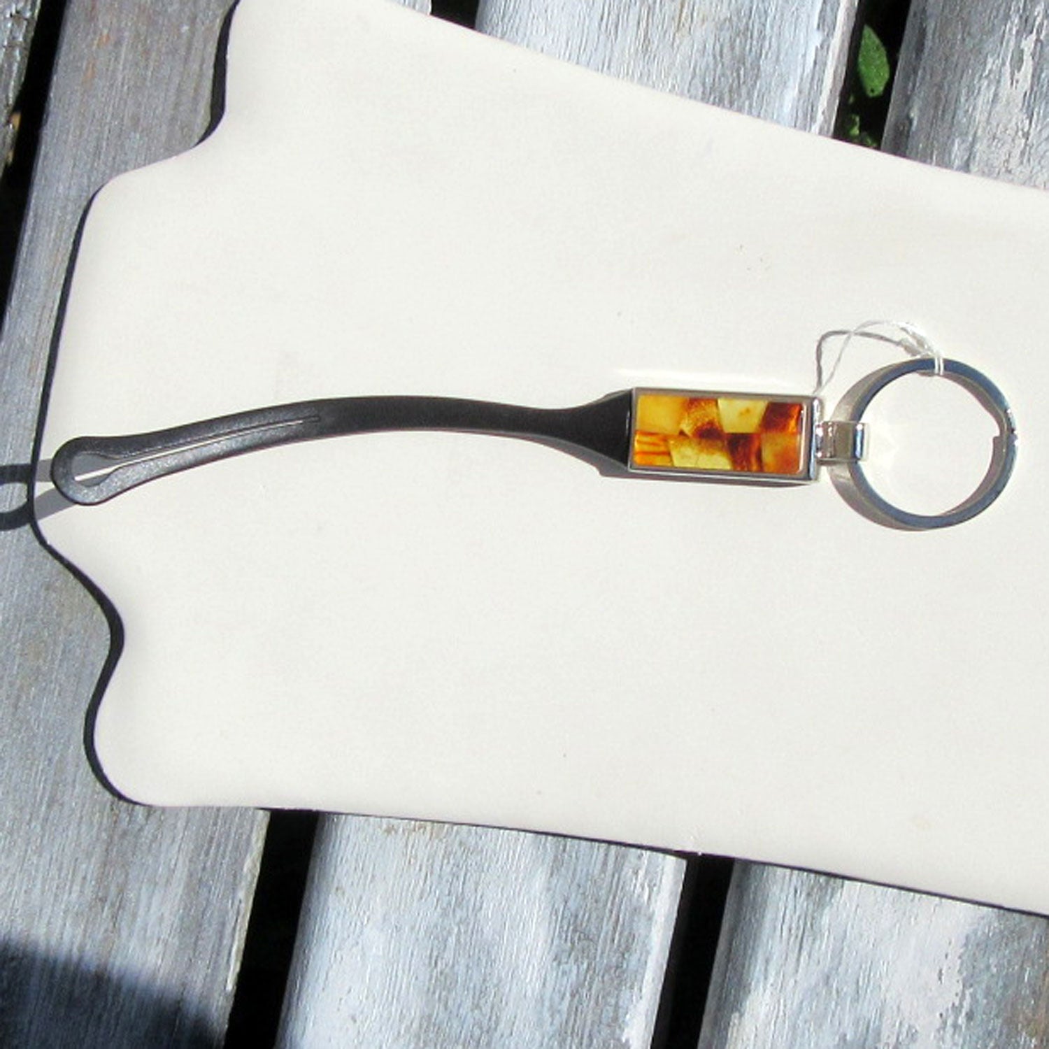 Edler Schlüsselanhänger mit Bernsteinintarsien und Gürtelschlaufe