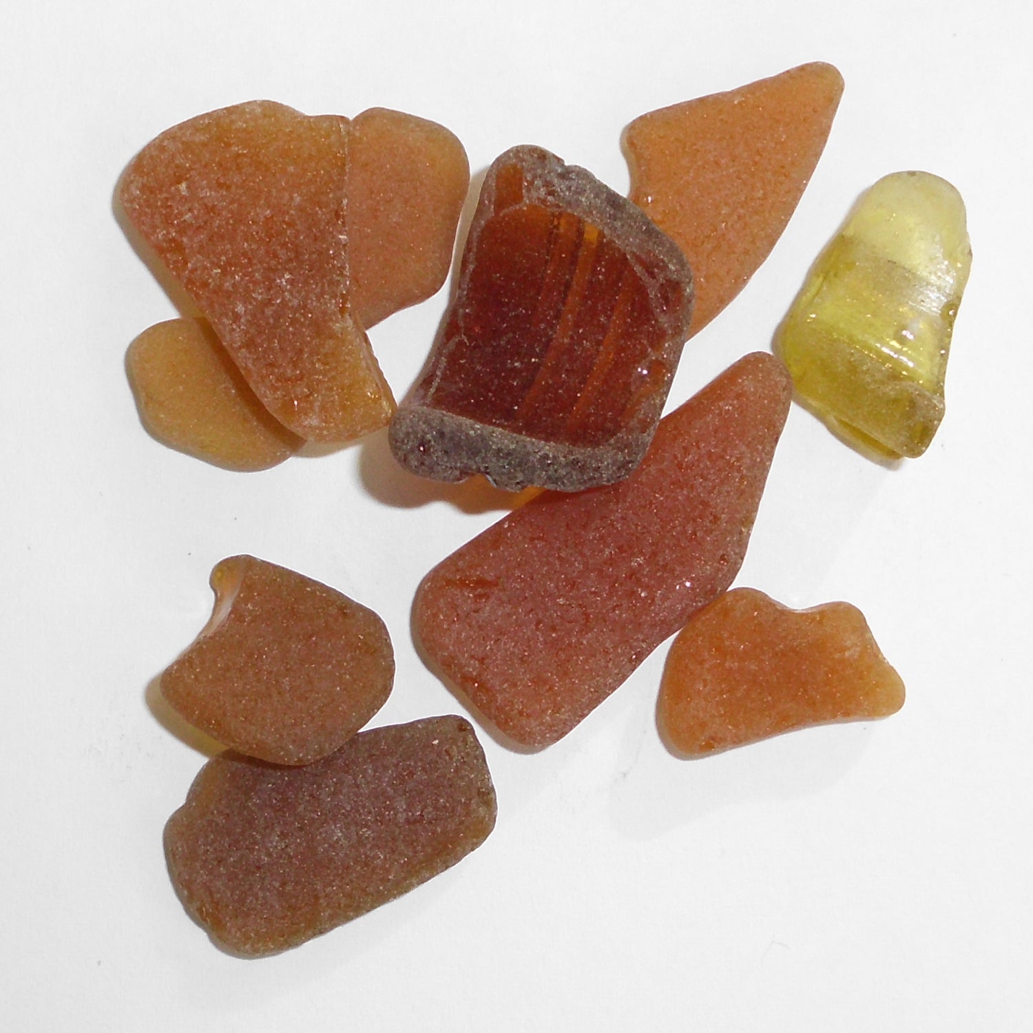 10 Stücken braunes Seeglas, unpoliert