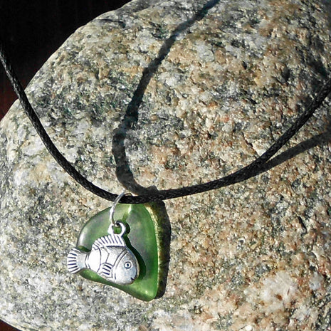 Seeglas-Anhänger Fisch in verschiedenen Grüntönen