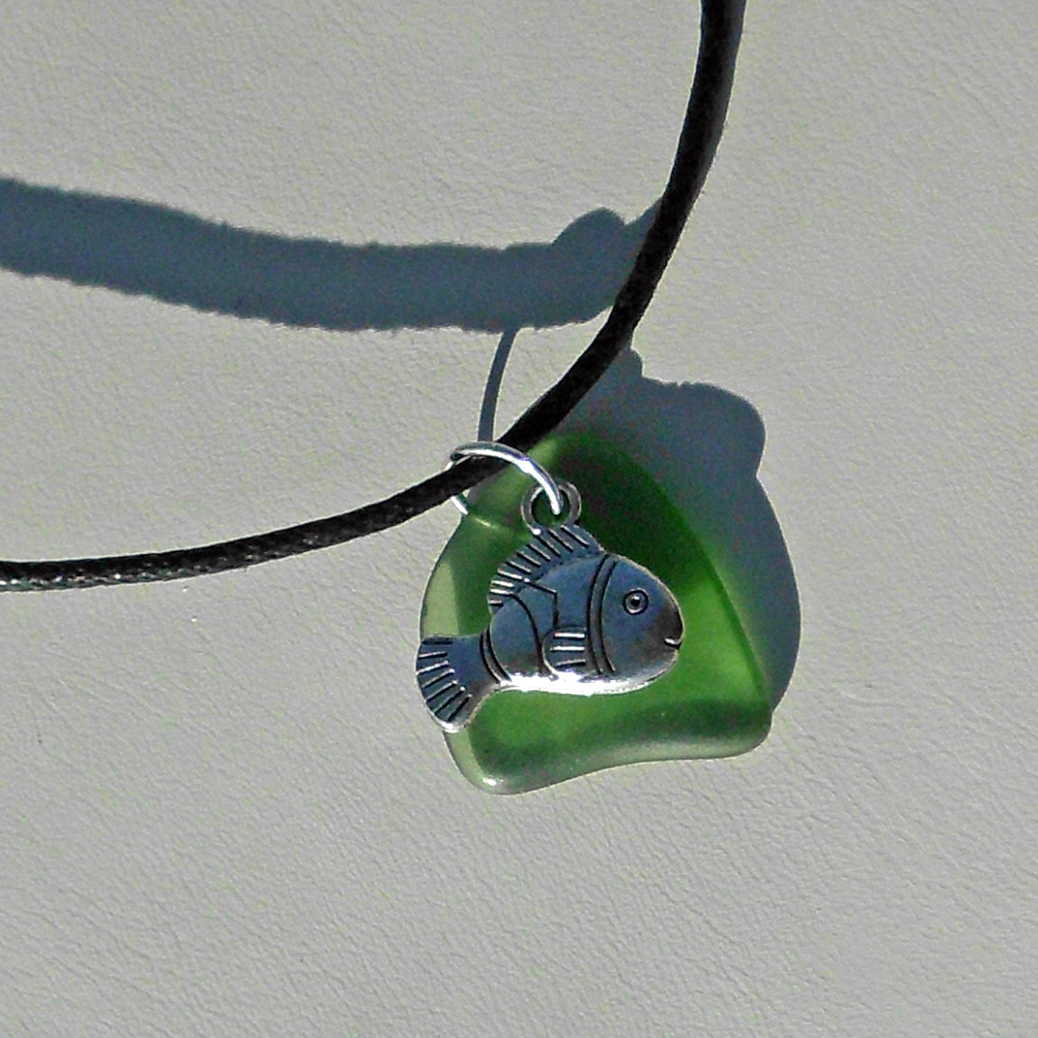 Seeglas-Anhänger Fisch in verschiedenen Grüntönen