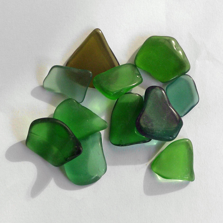 10 Stücken grünes Seeglas poliert