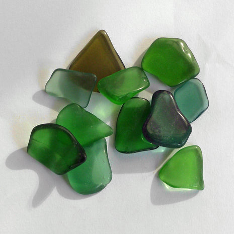 10 Stücken grünes Seeglas poliert