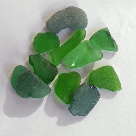 10 Stücken grünes Seeglas, unpoliert
