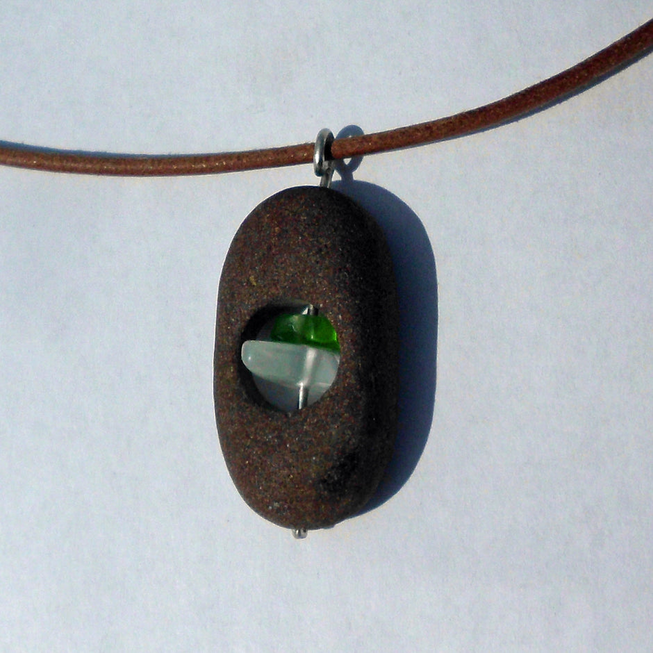 Collier mit Seeglas und Kieselstein von der Ostsee-Insel