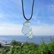 Spiralanhänger aus Seeglas in Weiß und Türkis
