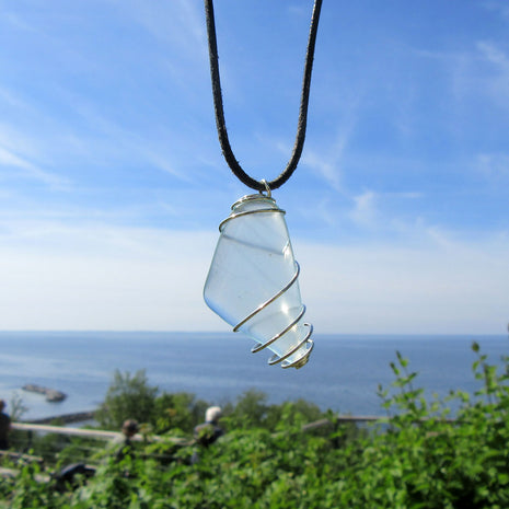 Spiralanhänger aus Seeglas in Weiß und Türkis