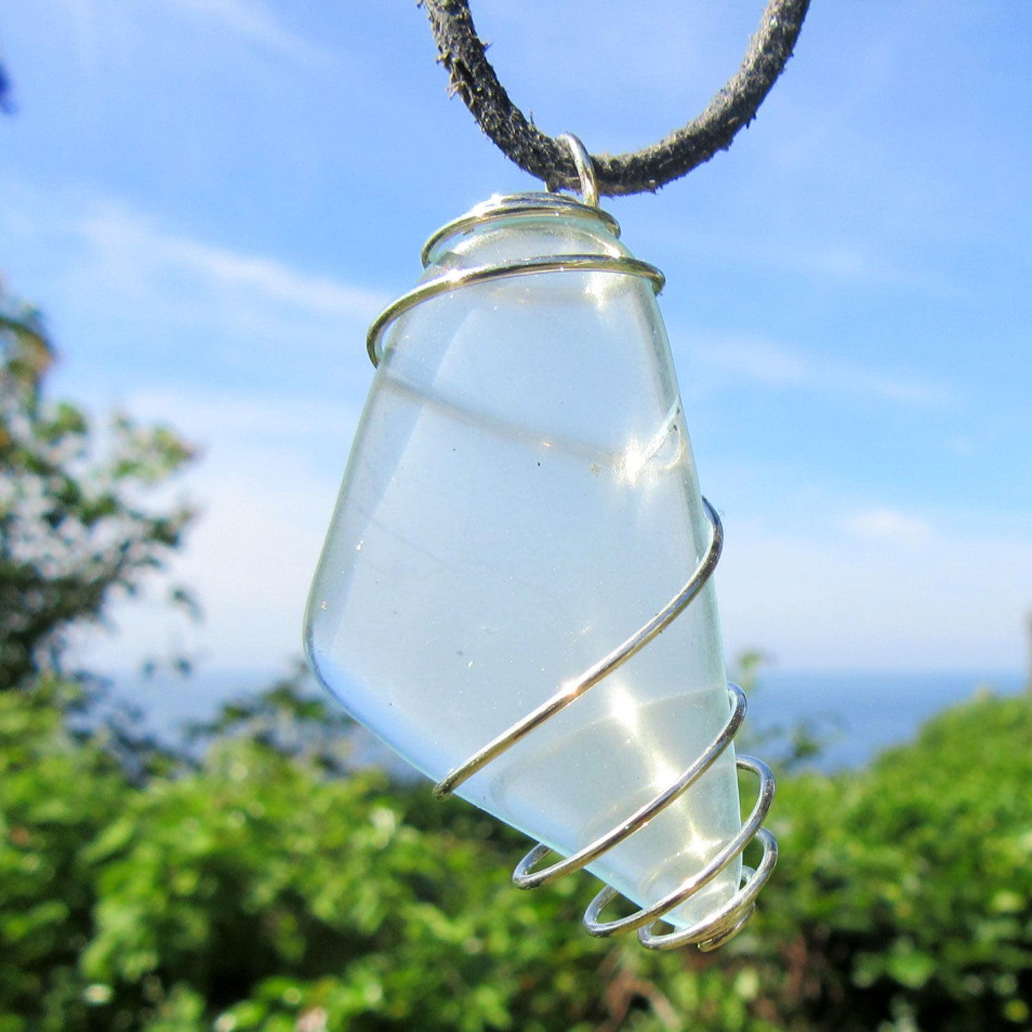 Spiralanhänger aus Seeglas in Weiß und Türkis