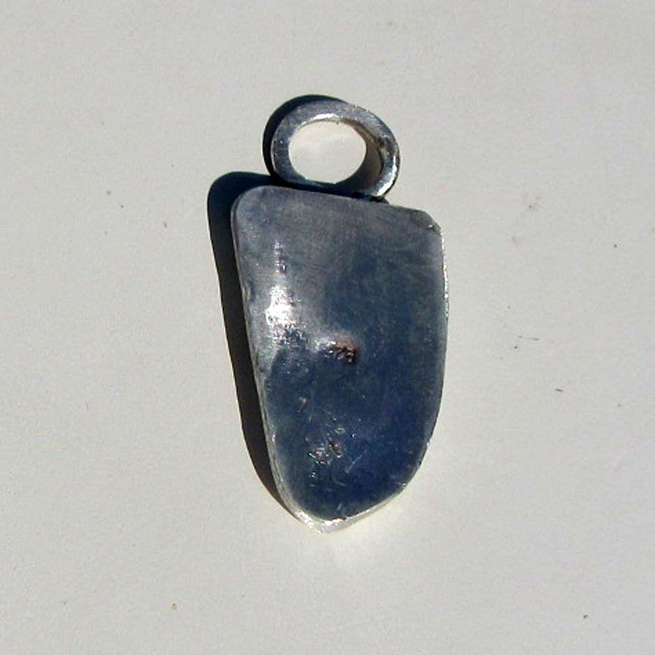 Anhänger aus unpoliertem grünem Seeglas in Silber