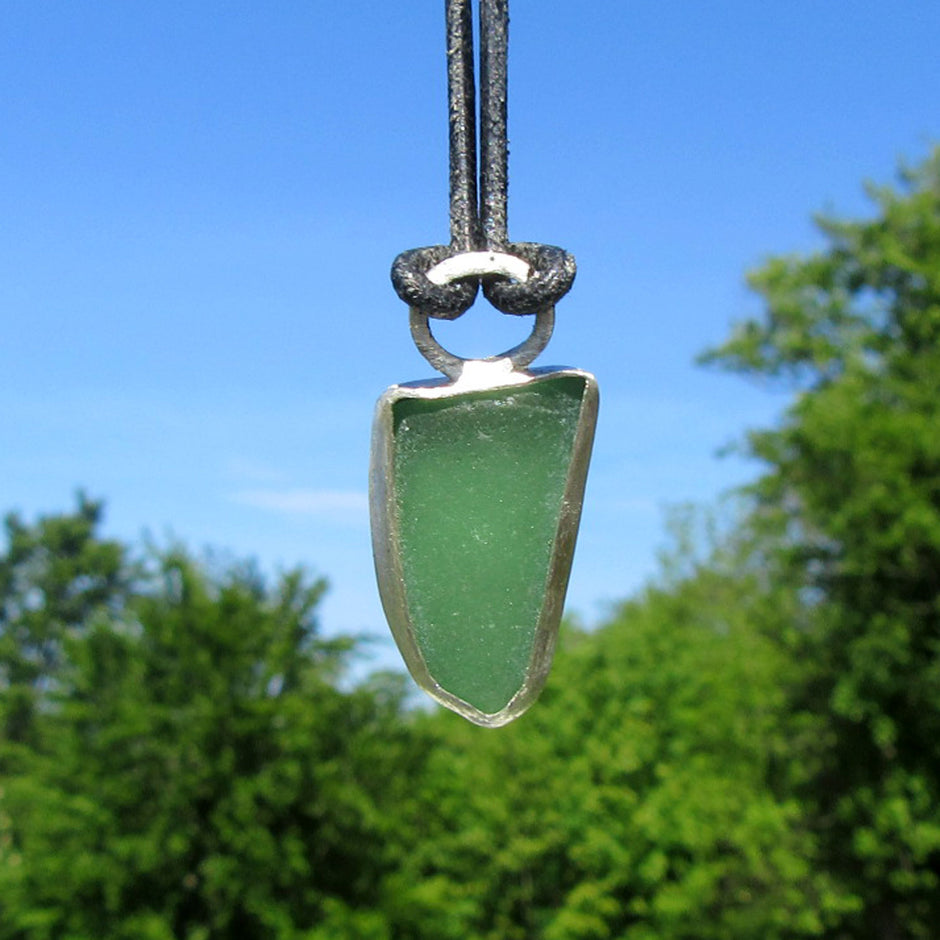 Anhänger aus unpoliertem grünem Seeglas in Silber