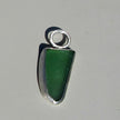 Anhänger aus unpoliertem grünem Seeglas in Silber