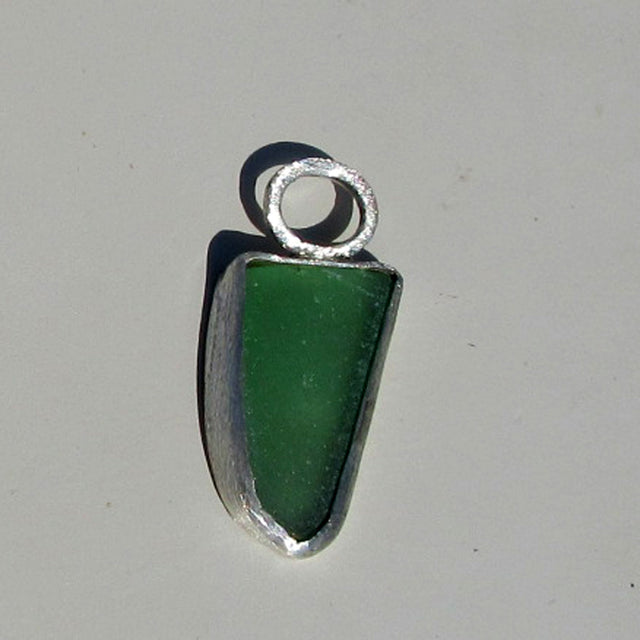 Anhänger aus unpoliertem grünem Seeglas in Silber