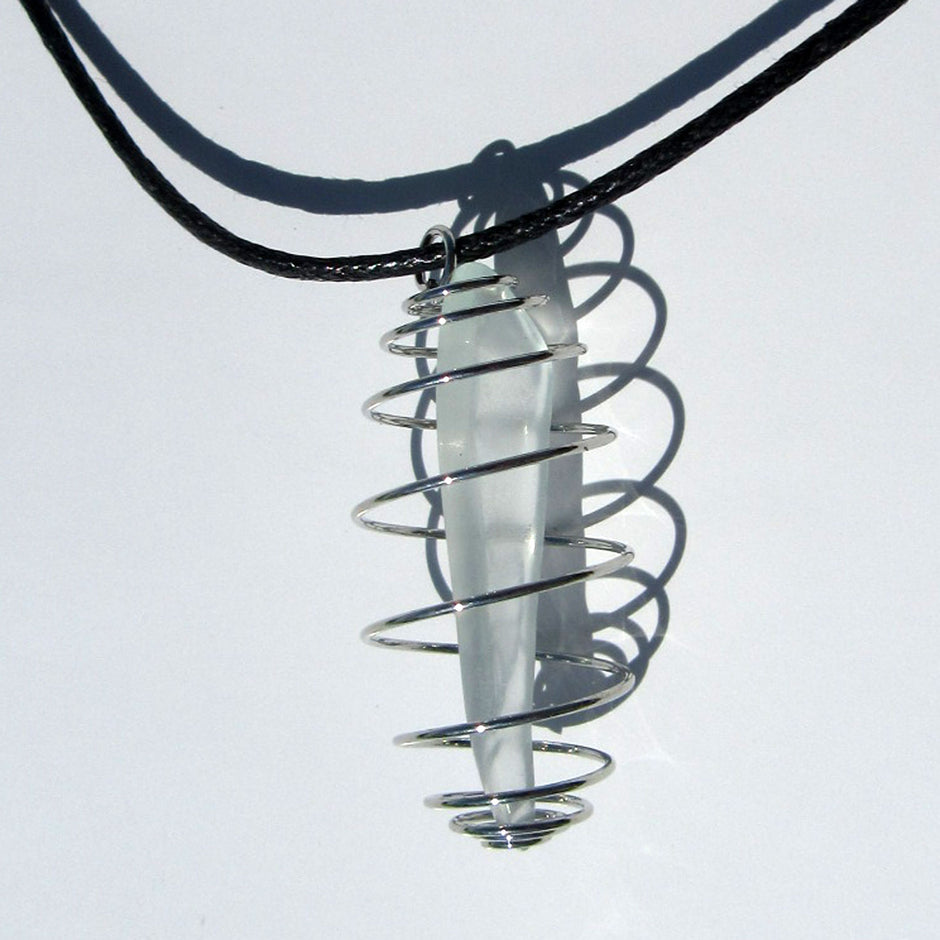 Anhänger mit weisslich/transparenten Seeglas in einer Spirale am Baumwollband