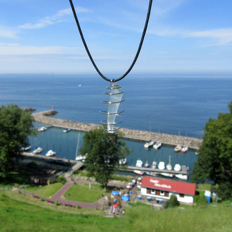 Anhänger mit weisslich/transparenten Seeglas in einer Spirale am Baumwollband