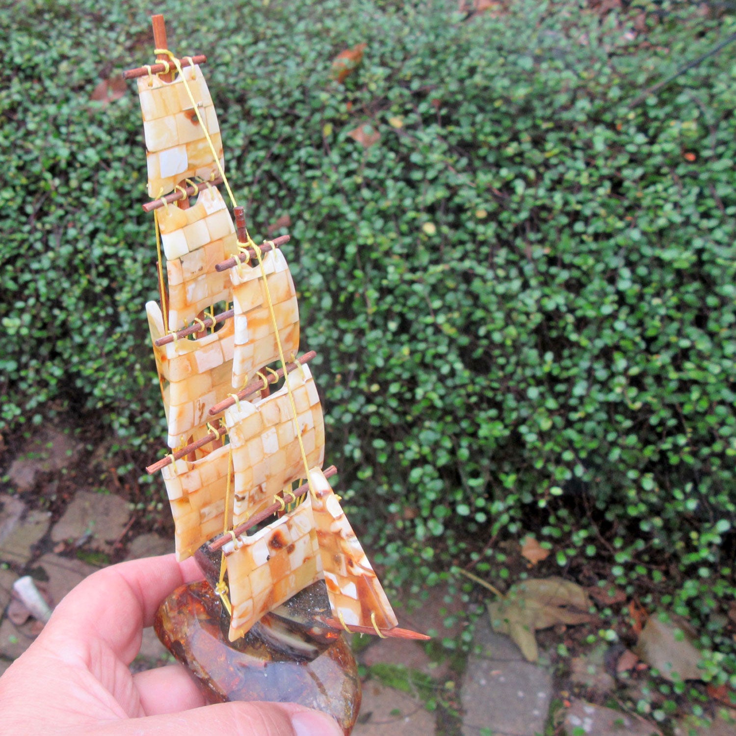 Bernsteinsegelschiff, groß und einmalig