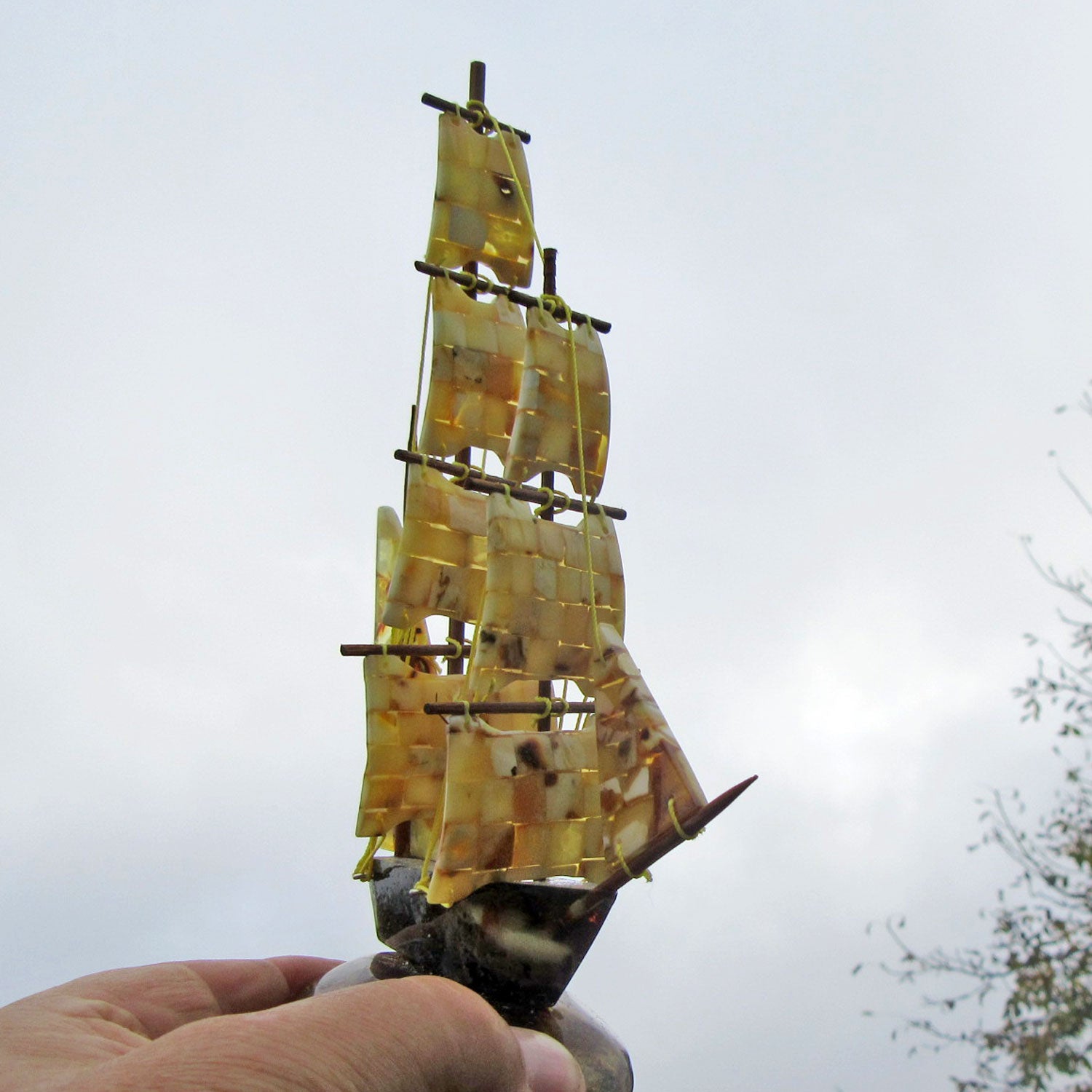 Bernsteinsegelschiff, groß und einmalig