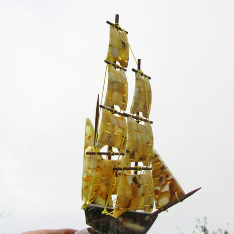Bernsteinsegelschiff, groß und einmalig