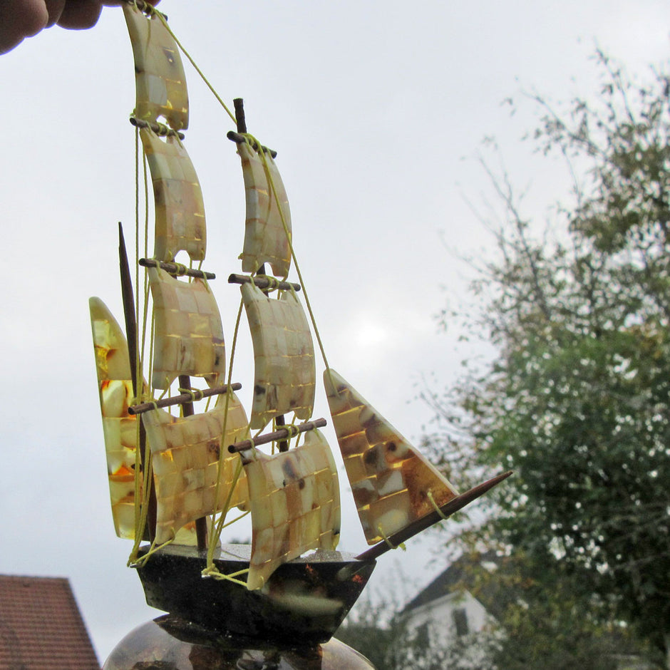 Bernsteinsegelschiff, groß und einmalig