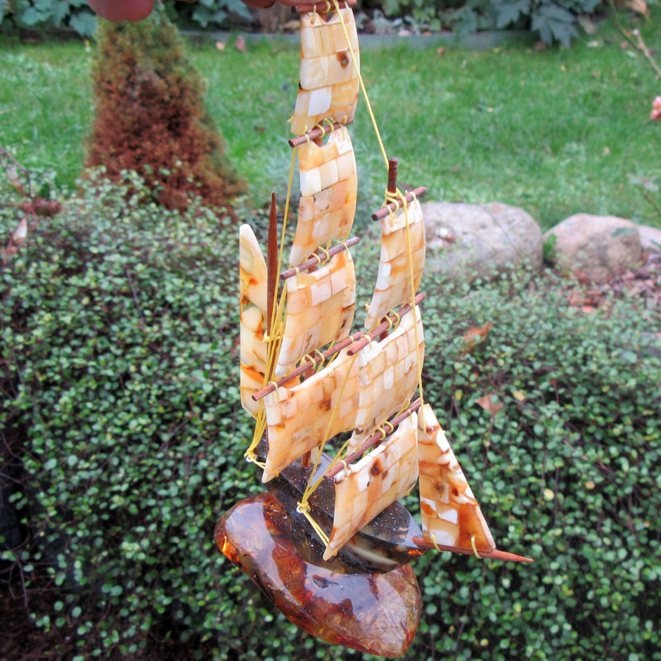 Bernsteinsegelschiff, groß und einmalig