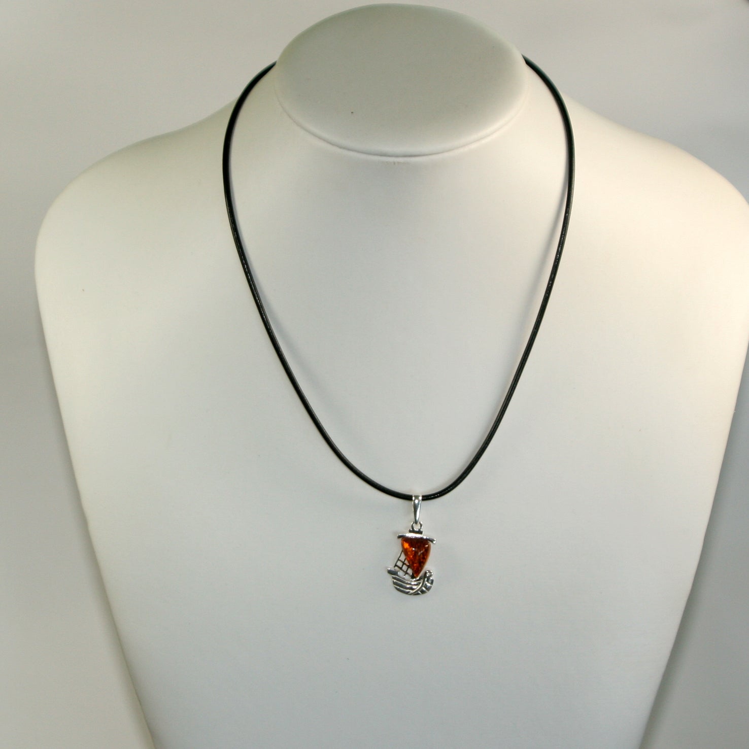 Silberanhänger Segelboot mit Bernstein, Unikat