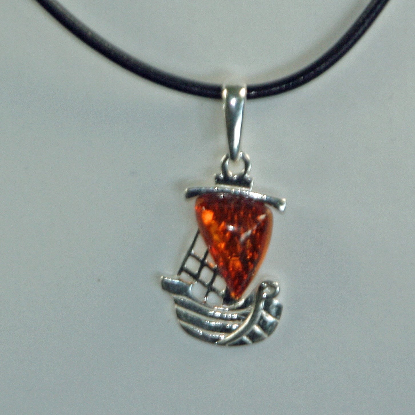 Silberanhänger Segelboot mit Bernstein, Unikat