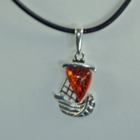 Silberanhänger Segelboot mit Bernstein, Unikat