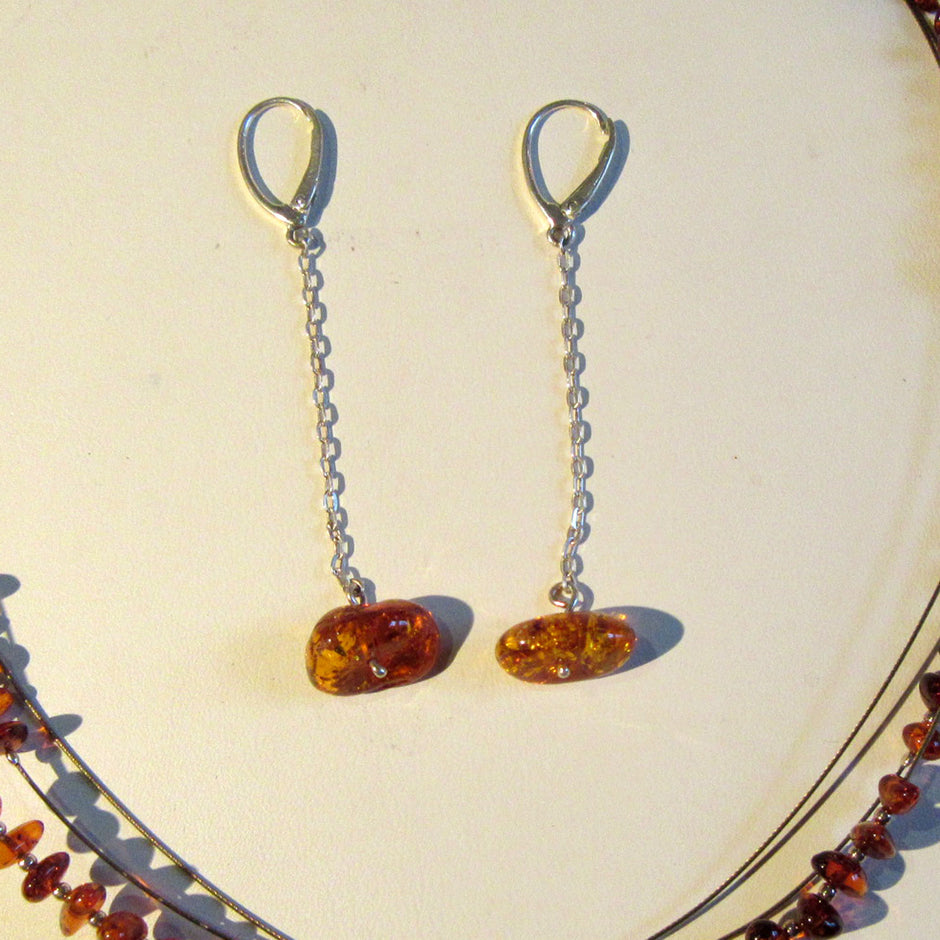 Elegantes Bernsteinset: Drahtcollier und Ohrhänger