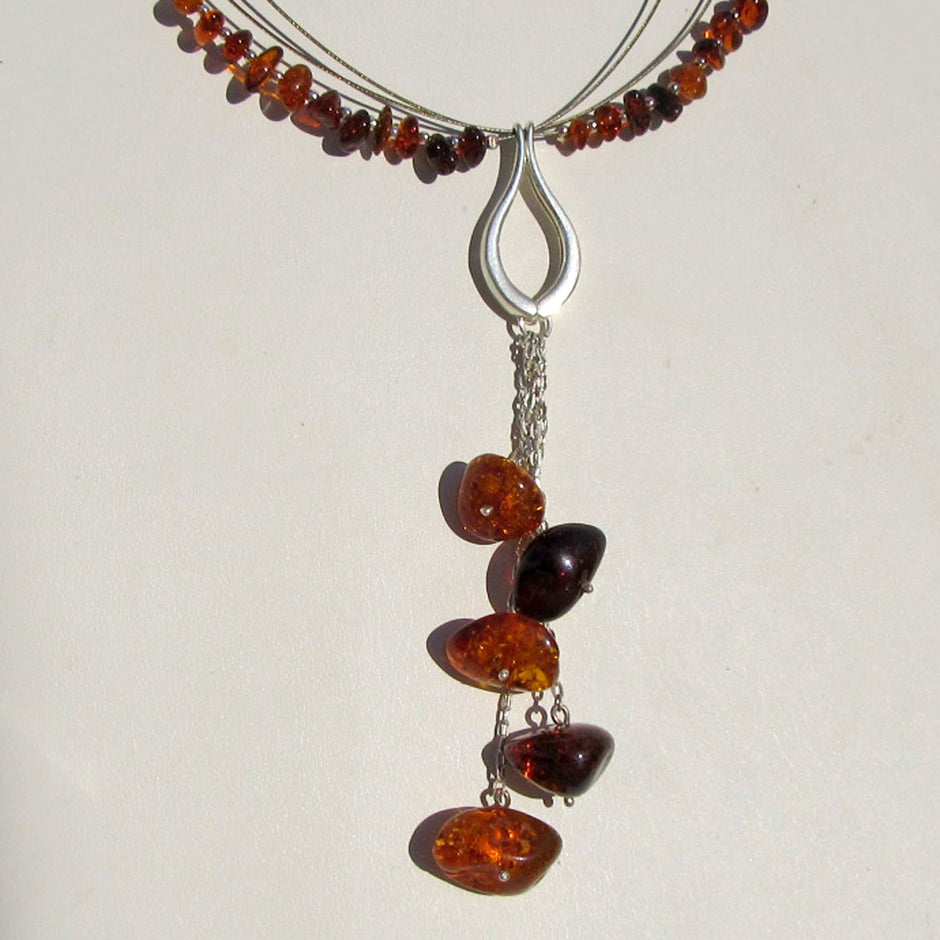 Elegantes Bernsteinset: Drahtcollier und Ohrhänger