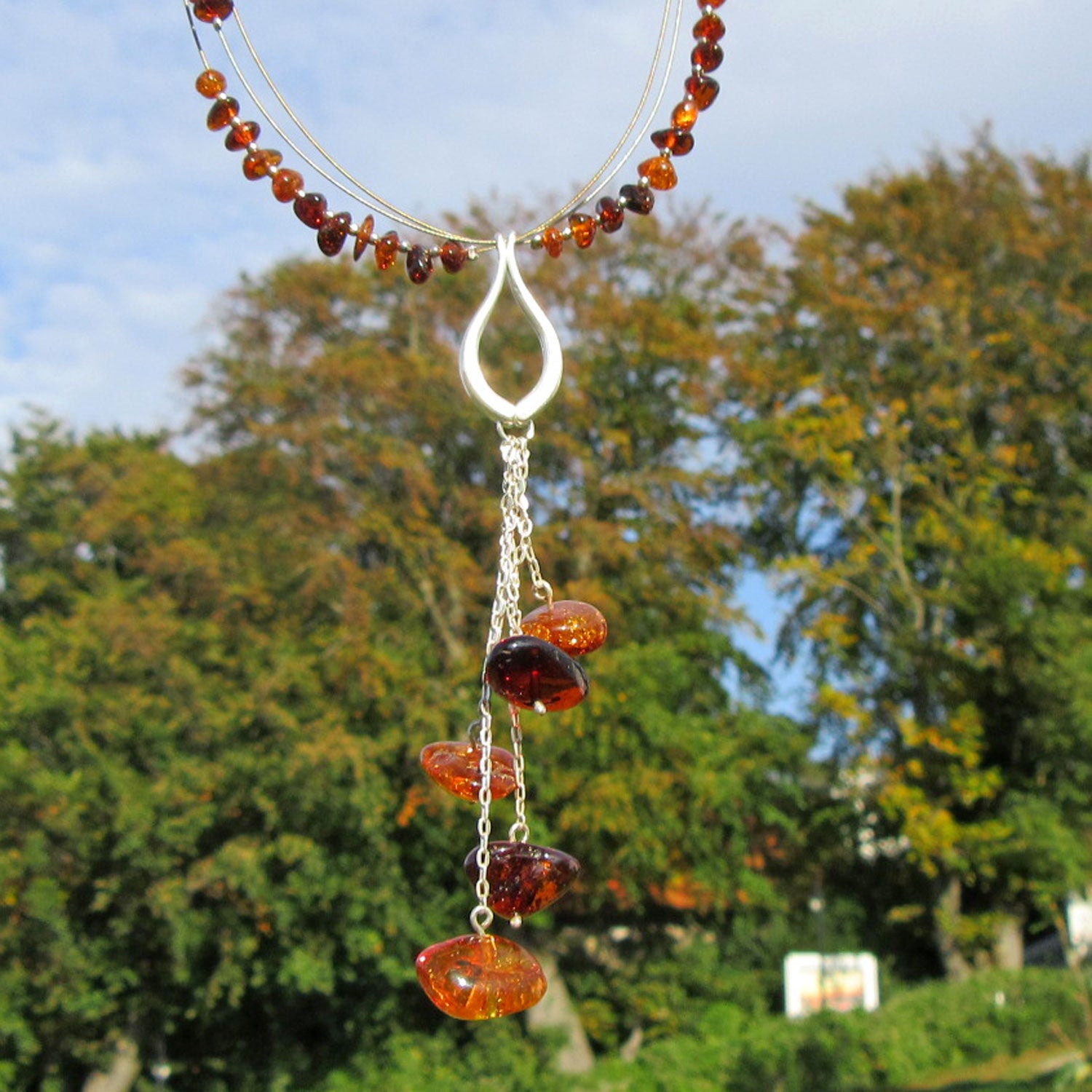 Elegantes Bernsteinset: Drahtcollier und Ohrhänger